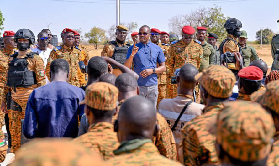 Burkina Faso : Le Premier ministre encourage les VDP et le personnel soignant lors d’une visite de terrain.